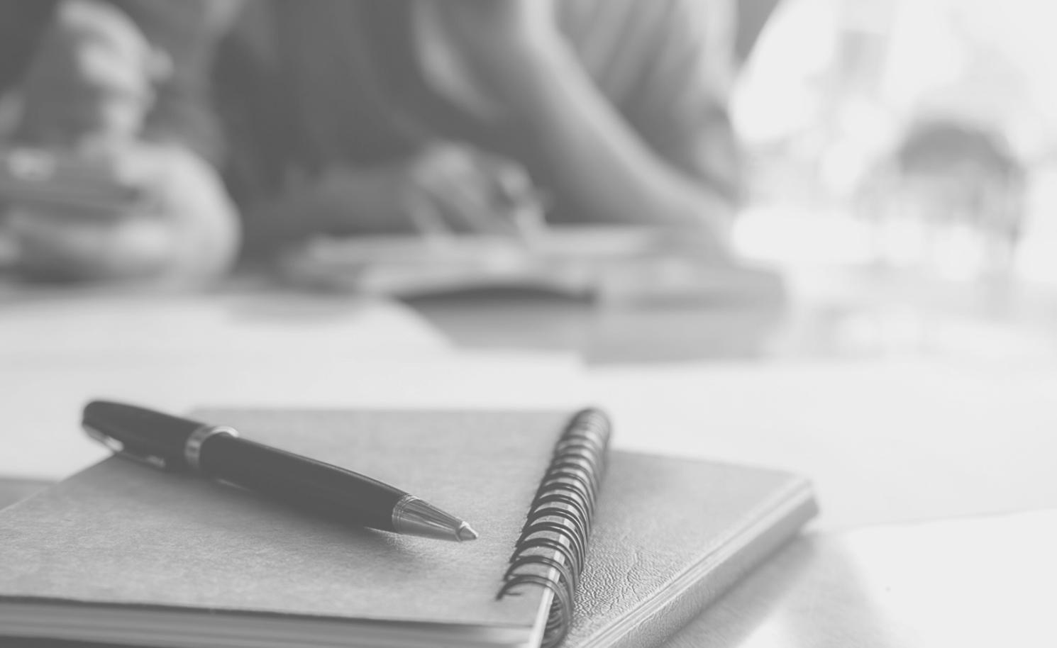 Session de formation en communication financière avec des participants engagés